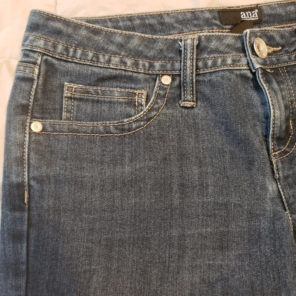 A.N.A. Denim Jean Shorts Medium Wash 5 Pocket Women's 4 Booty Summer Everyday